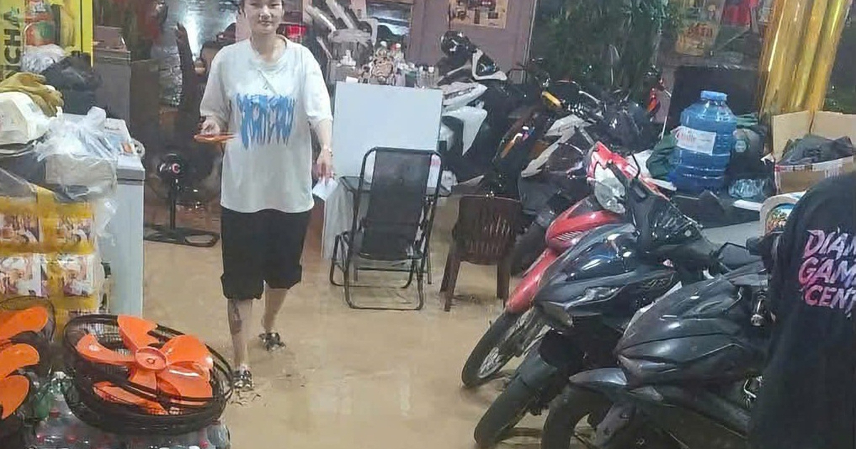 Sập tường bao, bùn đất từ công trình tràn vào nhà dân trong đêm