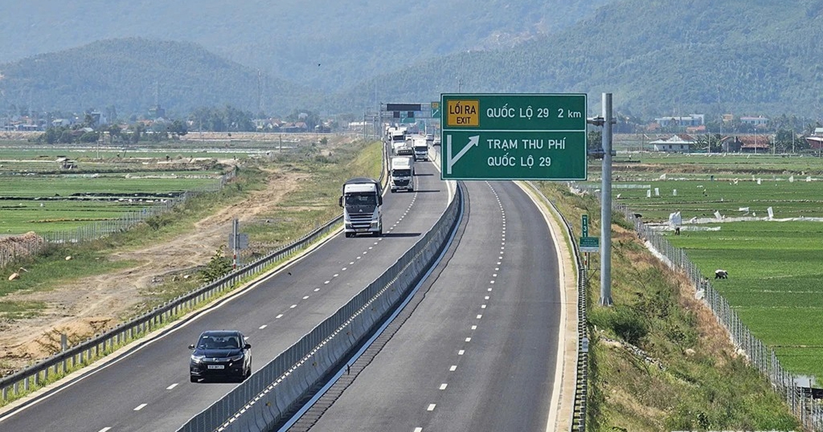 Lăng kính bạn đọc: Rà soát quy định khoảng cách an toàn, phí cao tốc