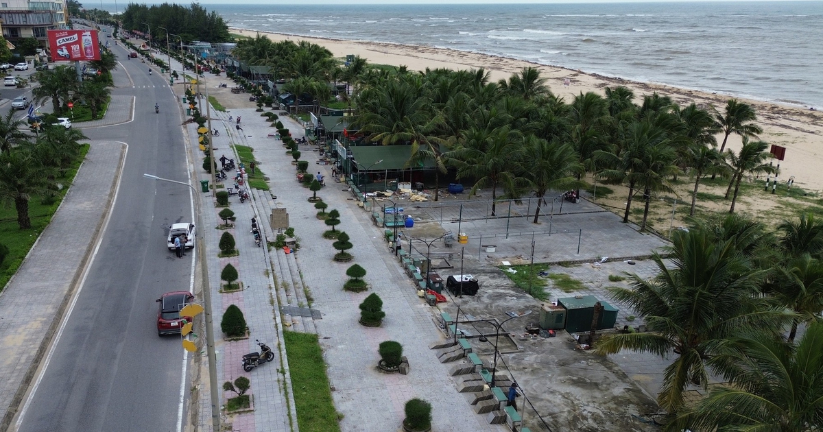 Tất bật tháo dỡ hàng chục hàng quán, trả lại mặt bằng cho bãi biển Nhật Lệ