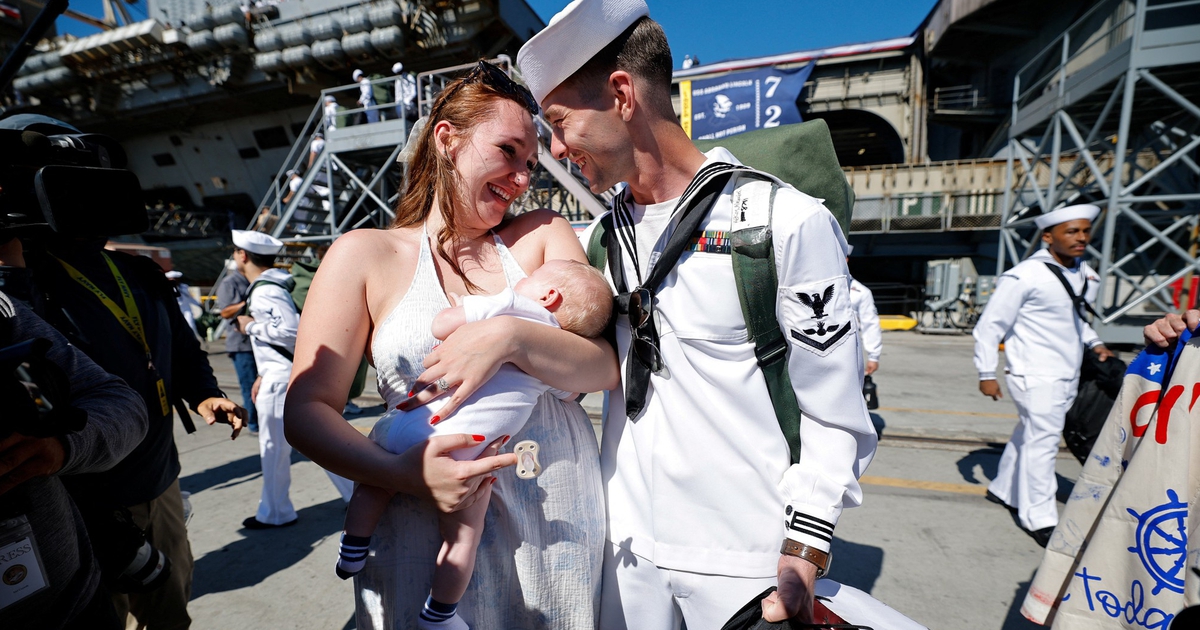 USS Abraham Lincoln returns to San Diego after nearly a year at sea
