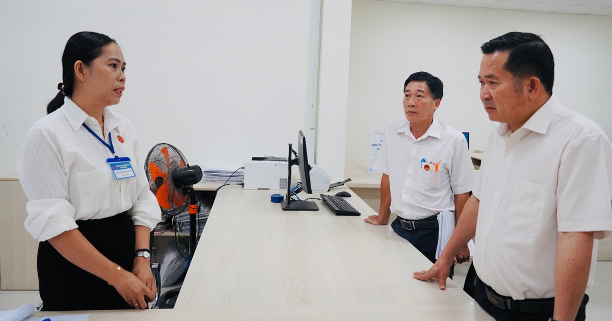 Ông Đinh Văn Nơi kiểm tra việc xử lý hồ sơ đất đai ở Phú Quốc