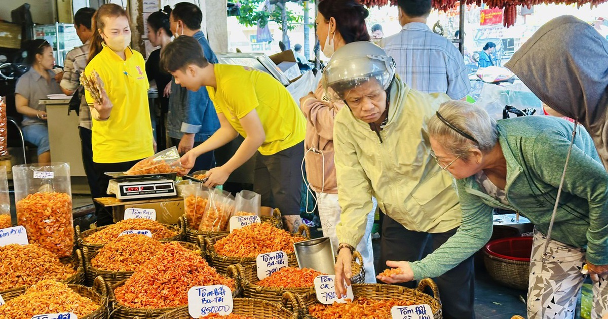 Người Sài Gòn chen chân ở Chợ Lớn sắm tết