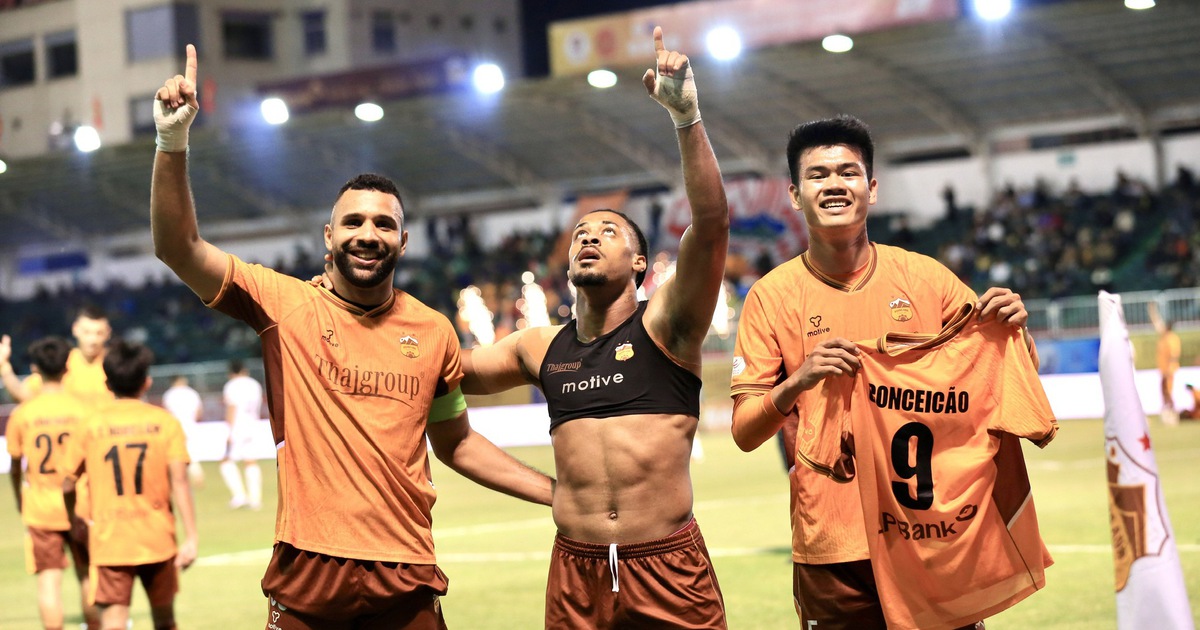 HAGL đánh bại Đà Nẵng nhờ bàn thắng nghẹt thở: Quế Ngọc Hải, Đỗ Phi Long ra mắt quá buồn!