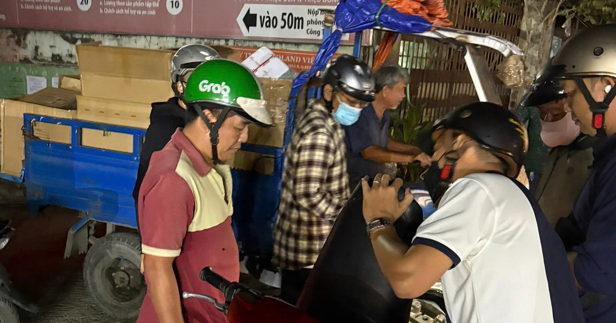 TP.HCM: Bắt tài xế xe ôm lợi dụng đồng nghiệp ngủ quên để trộm điện thoại