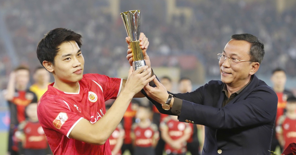 Chủ tịch VFF trao Cúp vua phá lưới châu Á cho Đình Bắc tại Hàng Đẫy: Thành quả để đời