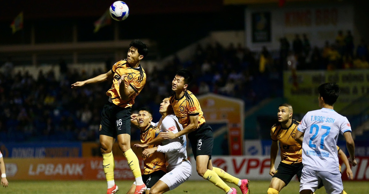 Thanh Hóa ý chí quá ‘khủng khiếp’, bắt Nam Định chia điểm cực kịch tính: Xuân Son sút penalty dội cột dọc