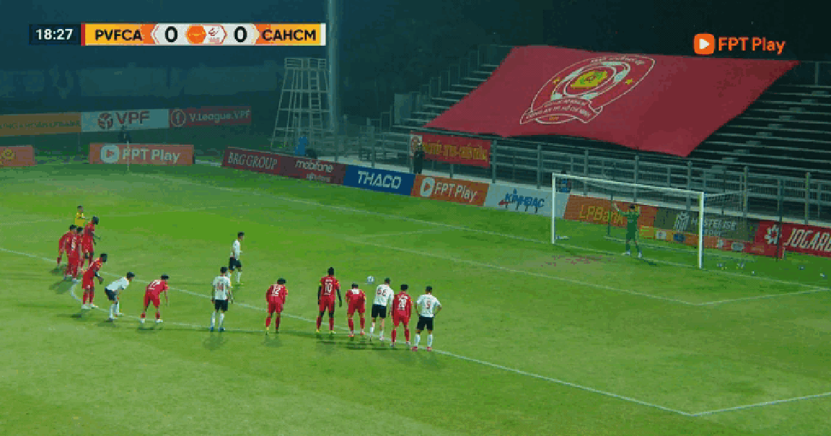 Tiến Linh hỏng penalty khó tin, đội Công an TP.HCM vẫn đánh bại PVF-CAND nhờ 2 nhân vật đặc biệt