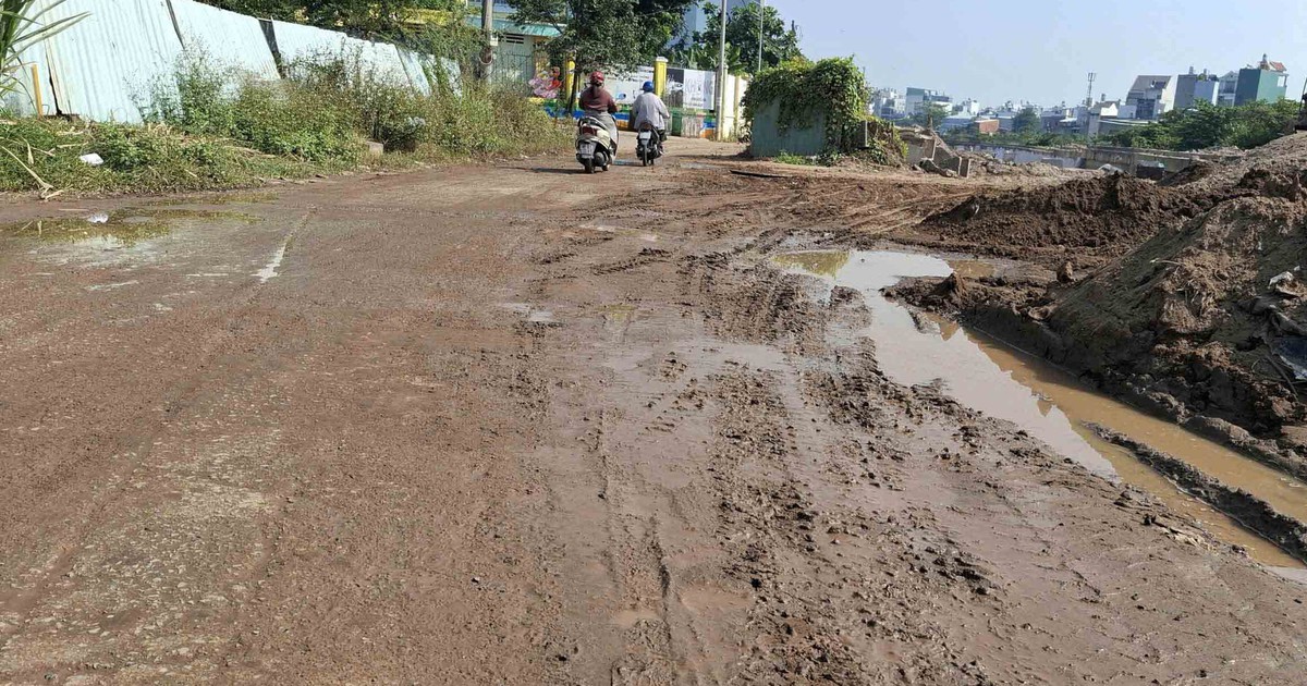 Xe ben làm rơi đất đá xuống đường