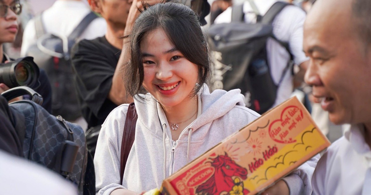 Ấm lòng với tấm vé nghĩa tình về quê ăn Tết sum vầy 2026