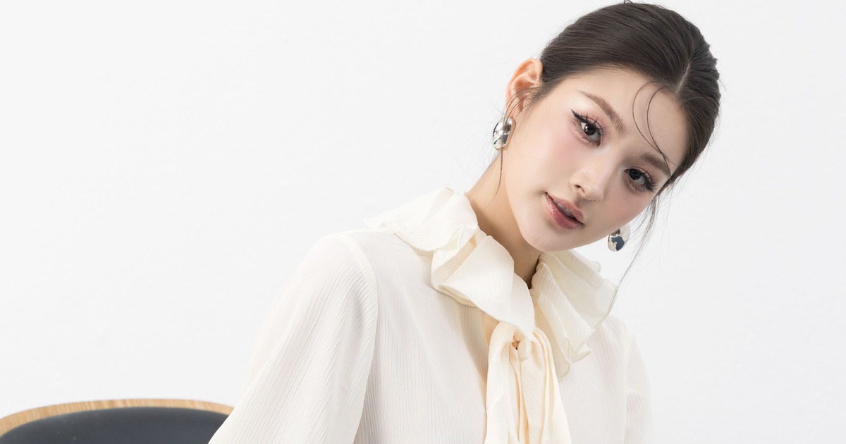 Áo blouse tay bồng sánh đôi váy chữ A đẹp chuẩn quý cô