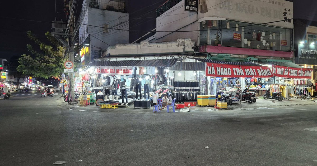 Chỉ còn vài ngày nữa tới tết, nhưng những khu phố thời trang vẫn đìu hiu