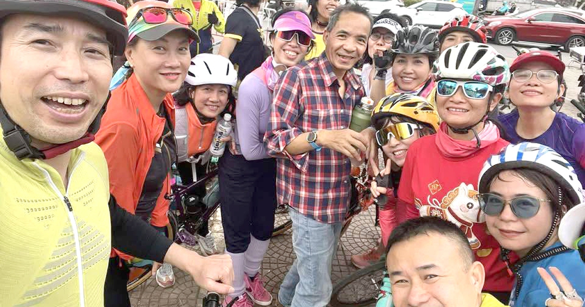 Nhóm đạp xe 'vẽ' hình ngựa mừng xuân Bính Ngọ