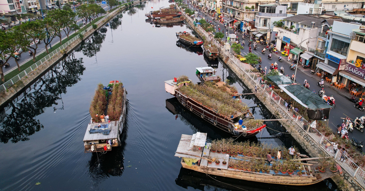 Thuyền ghe chở hoa miền Tây nối dòng cập bến 'Trên bến dưới thuyền'