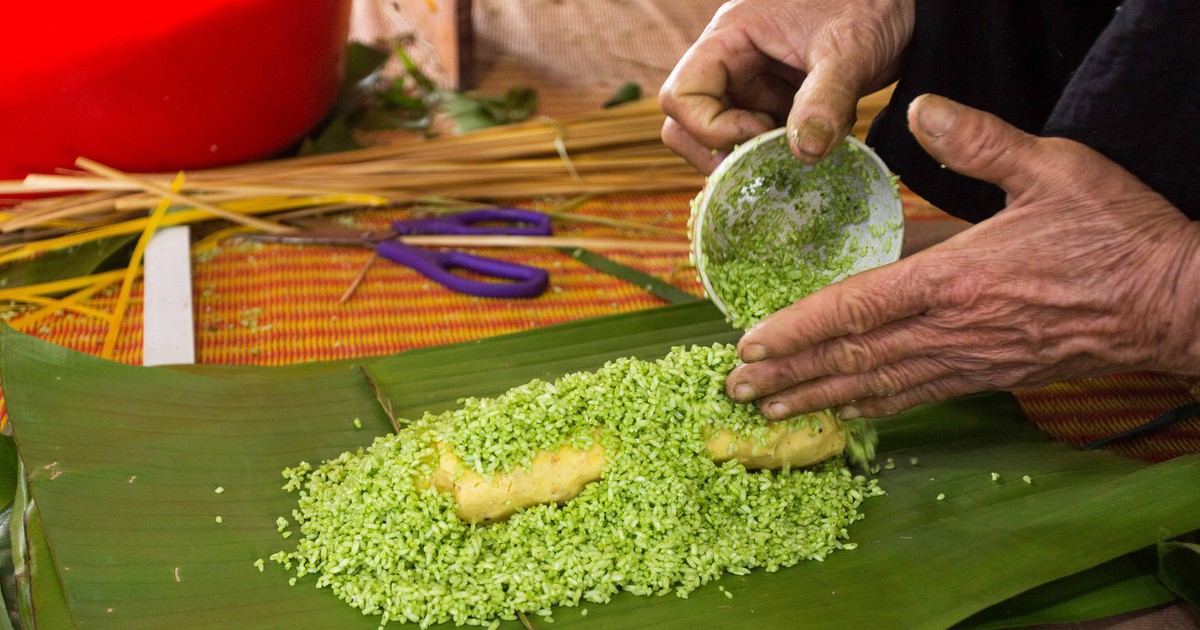 Bánh tét mặt trăng màu xanh ngọc ở Quảng Trị: Bí quyết từ nắm rau quê