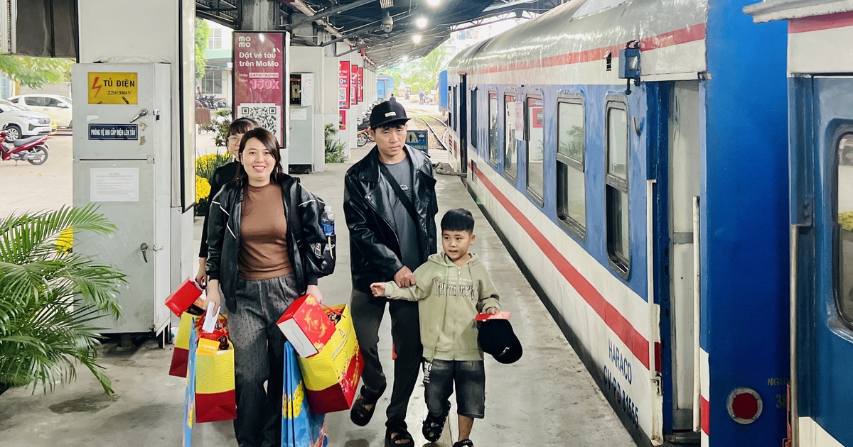 Về quê ăn tết sau 13 năm, khách xao lòng trên chuyến tàu Công đoàn 2026