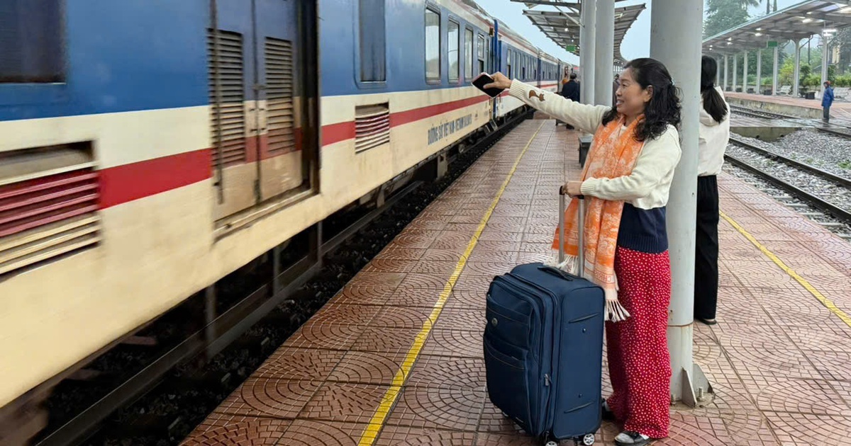 'Mùi tết' trên những chuyến tàu cuối năm