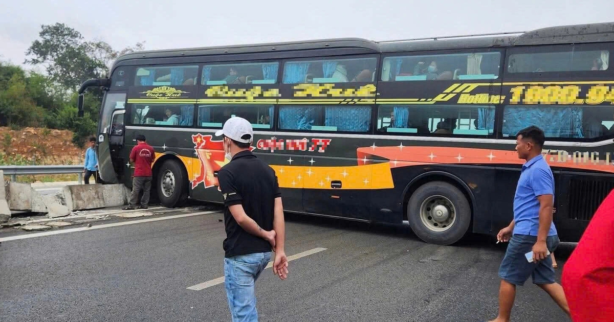 Xe khách tông dải phân cách, cao tốc Cam Lâm - Vĩnh Hảo ùn tắc cục bộ