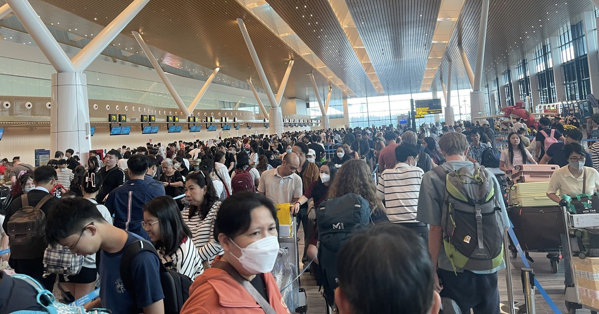 Thêm nhà ga T3, Tân Sơn Nhất vẫn kín người: Về quê ăn tết chưa bao giờ dễ