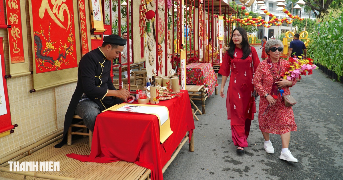 Đổ xô về đường hoa 'phố nhà giàu' Phú Mỹ Hưng chụp ảnh trước giờ khai mạc