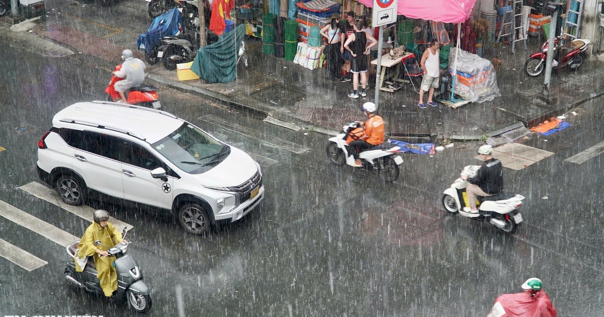 Bầu trời TP.HCM đen kịt, bất ngờ đổ mưa lớn khắp nơi từ trưa đến chiều