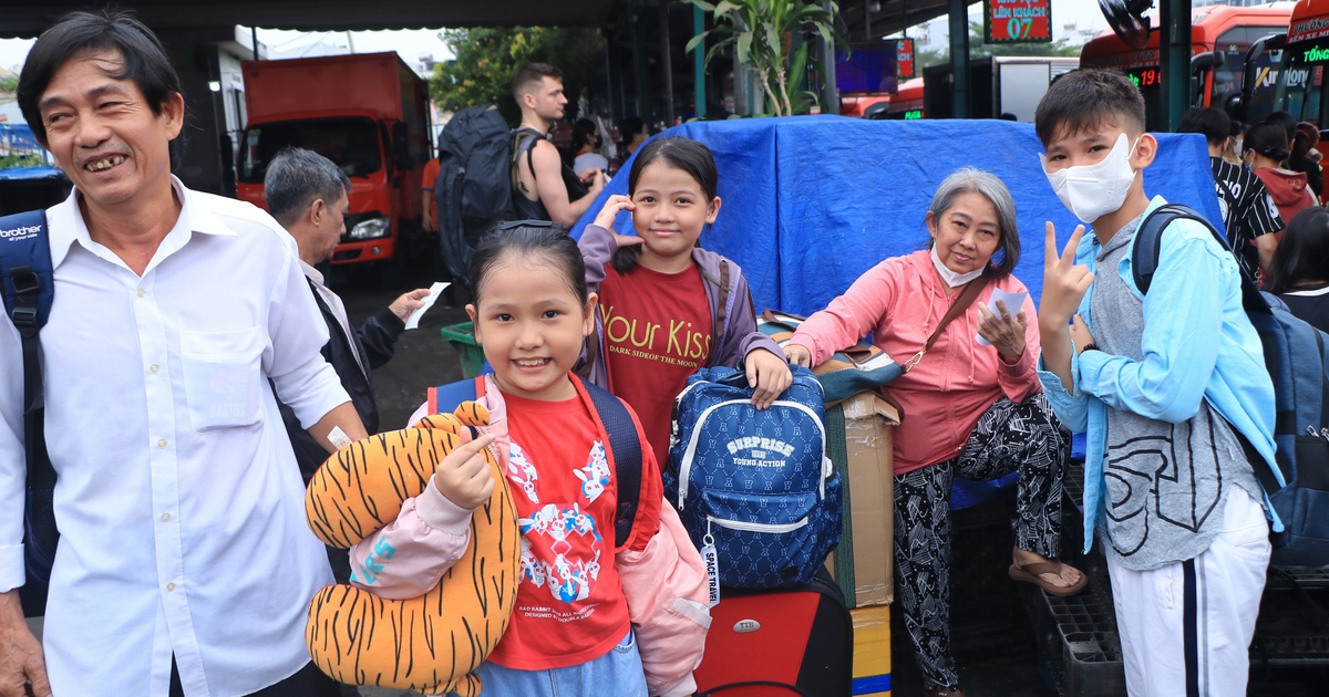 Sáng nay 24 tháng chạp, đông nghẹt người từ TP.HCM về miền Tây ăn tết