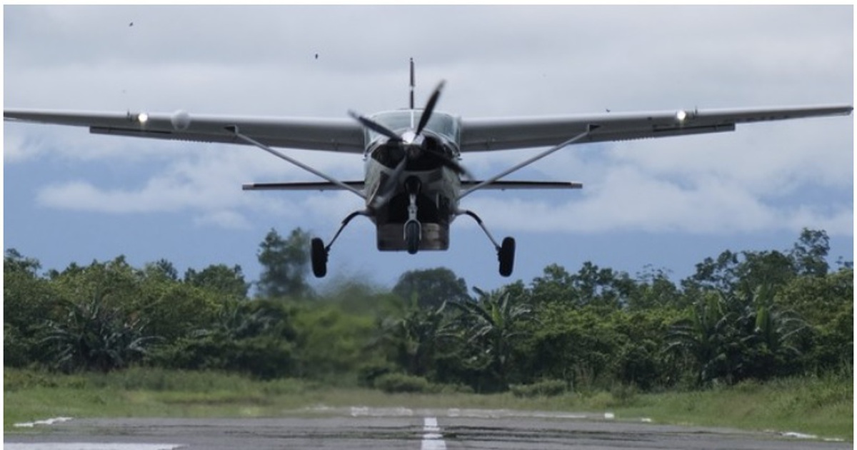 Máy bay chở khách bị bắn lúc hạ cánh ở Indonesia