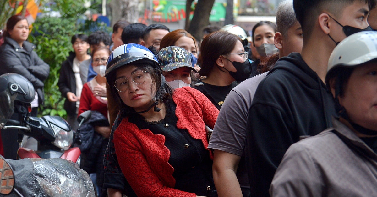 Người dân xếp hàng dài cả trăm mét mua nem chua ở Hà Nội