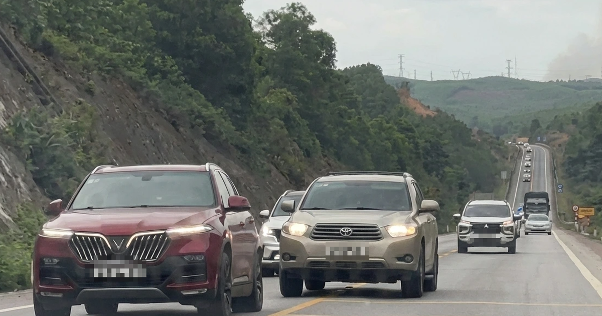 Ngao ngán cảnh xe lấn làn, vượt ẩu trên cao tốc Cam Lộ - La Sơn