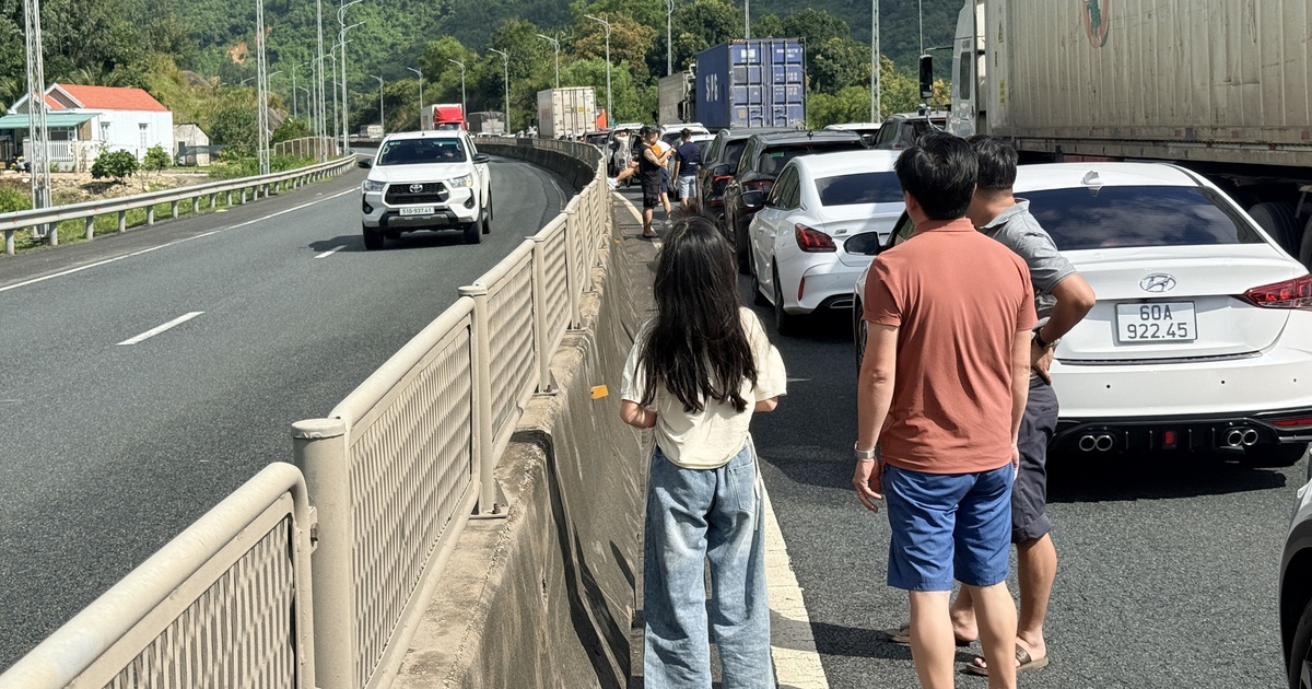 Về quê ăn tết sáng 25 tháng chạp, hàng trăm xe chôn chân trước hầm Đèo Cả - Thanh Niên