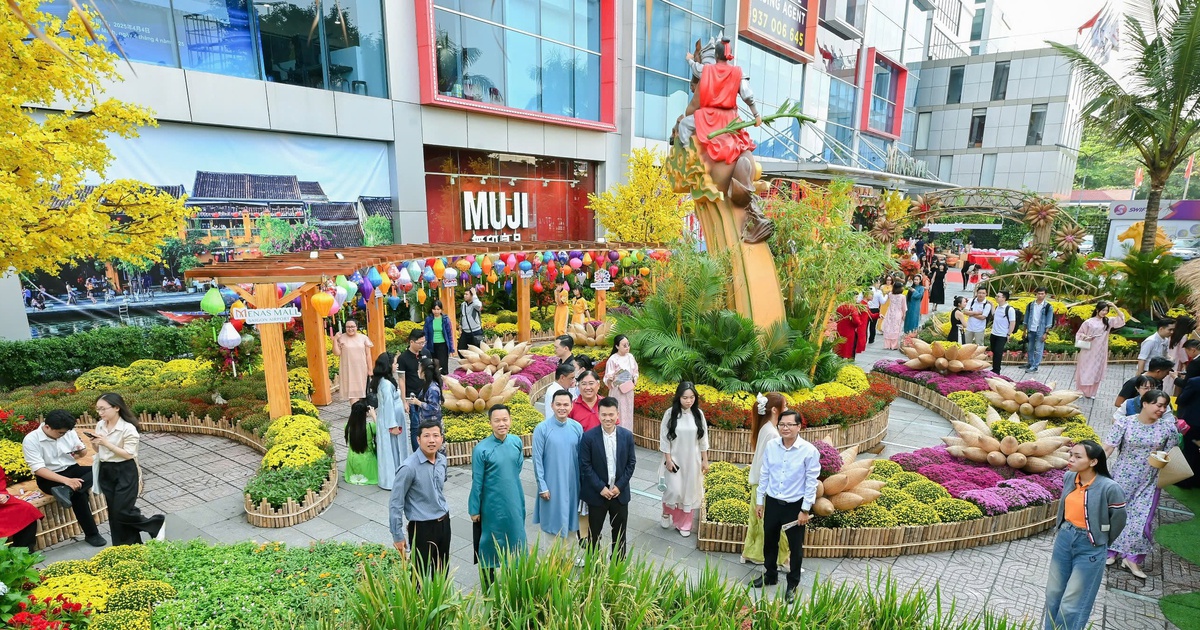 Linh vật Ngựa vươn mình Thánh Gióng tại Đường hoa xuân Menas Tân Sơn Hòa 2026