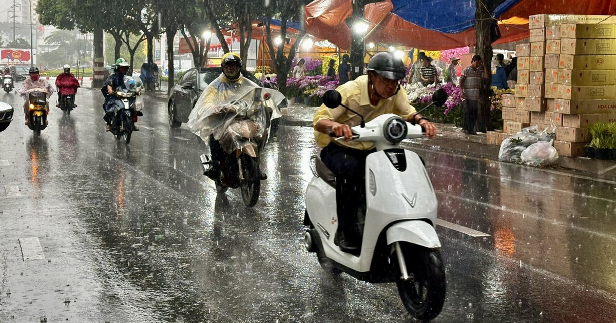 Người dân TP.HCM và Nam bộ đề phòng mưa trái mùa