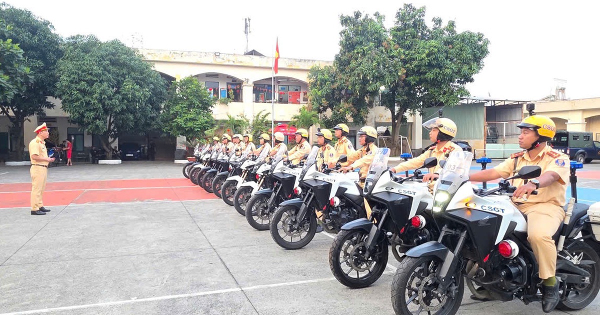 CSGT TP.HCM đồng loạt ra quân hỗ trợ người dân về quê đón tết