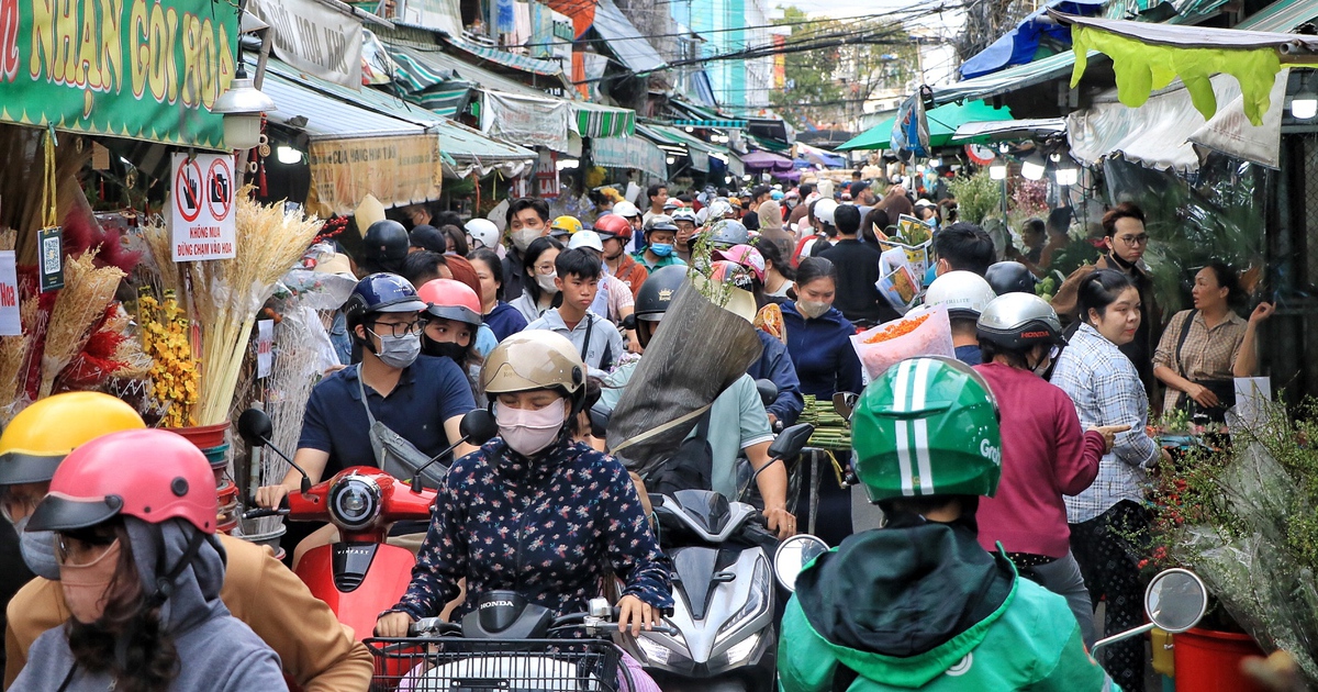 Chiều tối 26 tết: Chật kín người chen chân ở chợ hoa lớn nhất TP.HCM