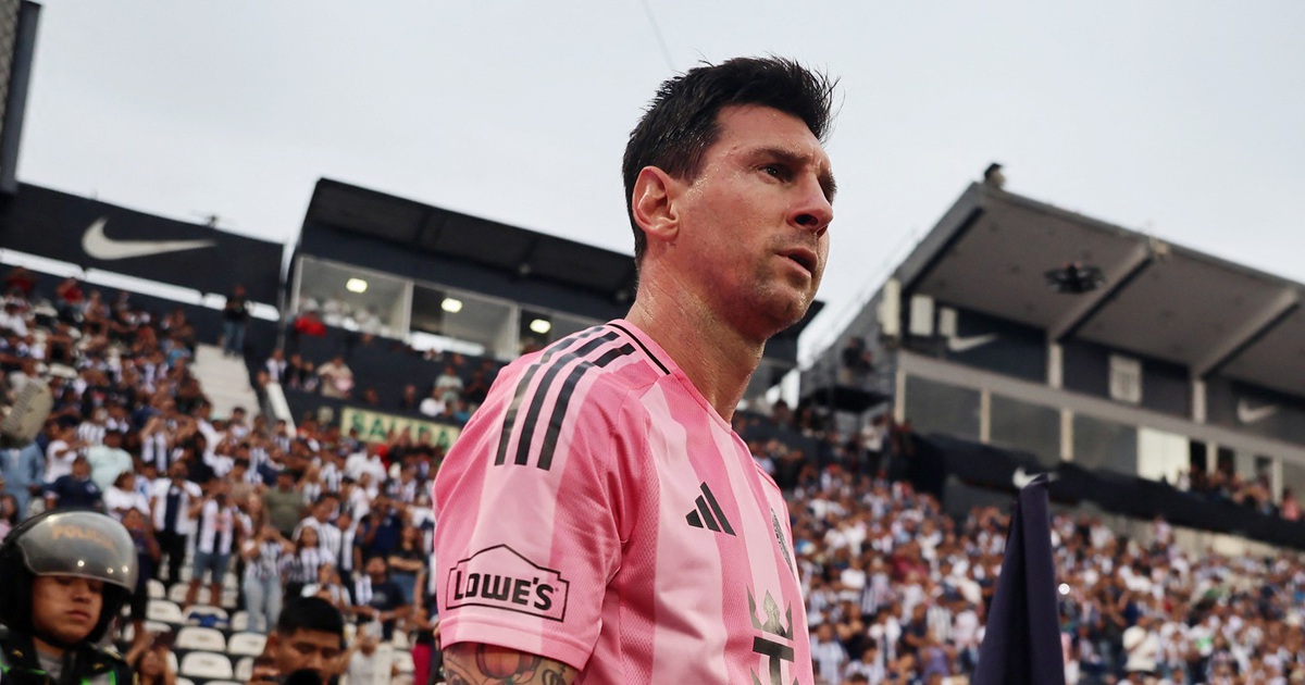 Messi nhận mưa lời khen khi xin lỗi không thi đấu, Ronaldo bị chê trách vì ‘im thin thít’