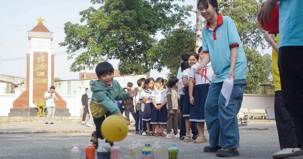 Trước khi về quê ăn tết, sinh viên đến vùng ven TP.HCM làm điều đặc biệt