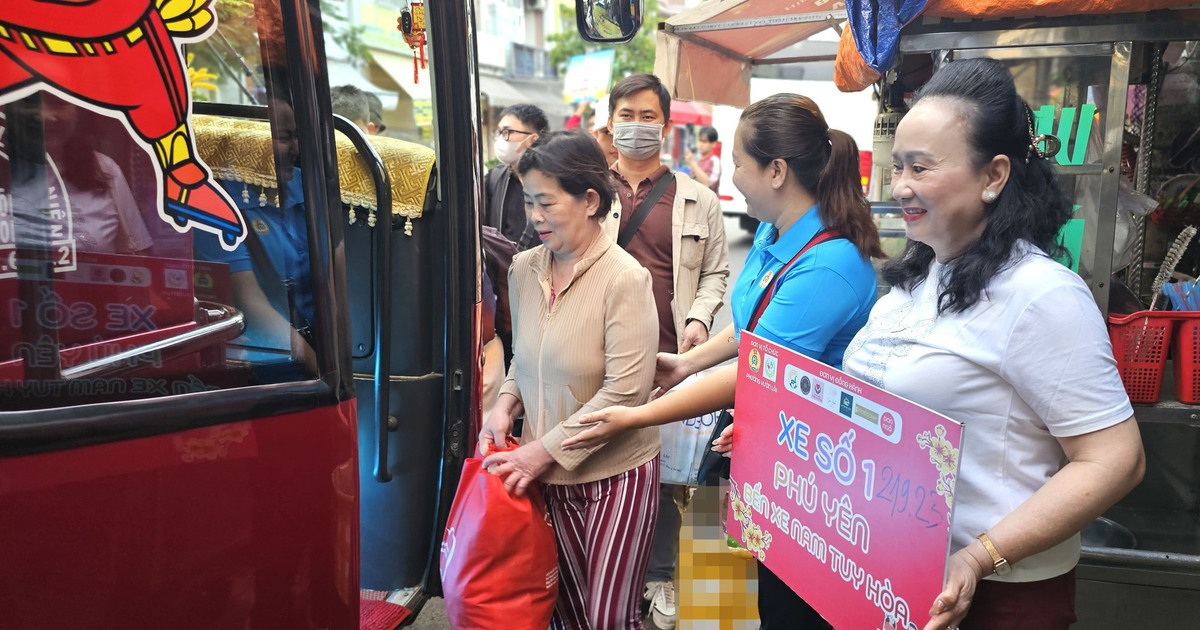 315 người lên chuyến xe miễn phí về quê ngày 26 tết, có người bật khóc nức nở