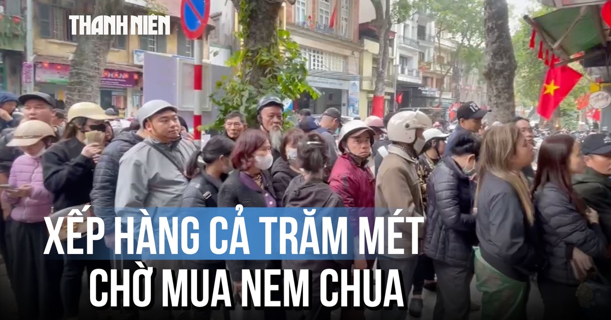 Hà Nội: Người dân xếp hàng dài cả trăm mét chờ mua nem chua về ăn Tết