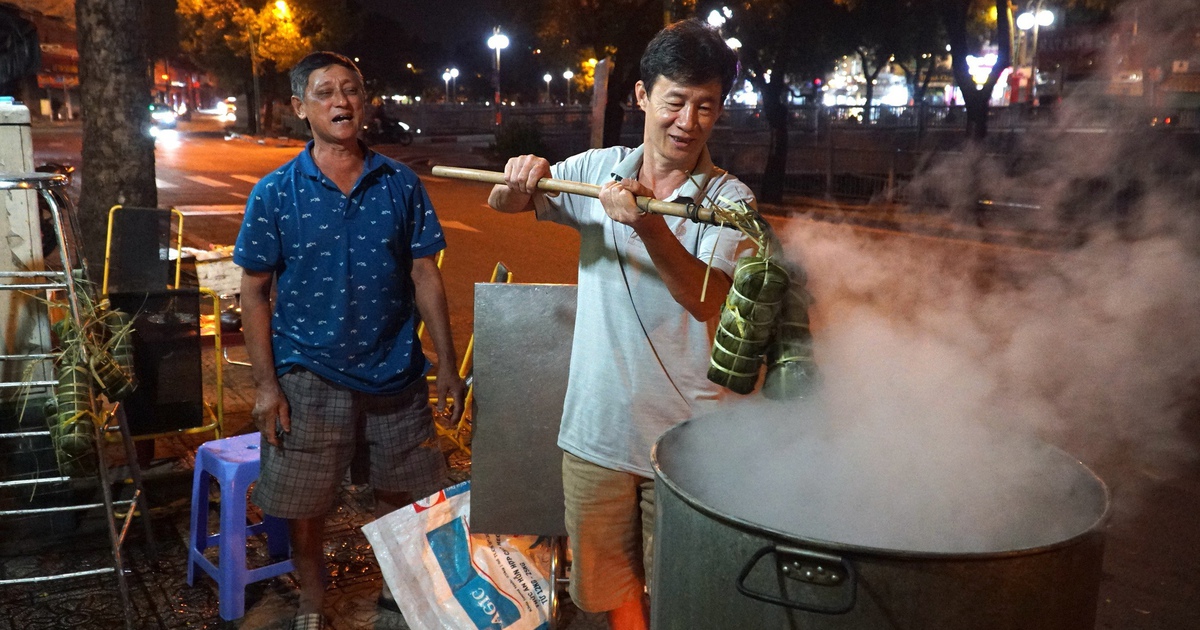 Hẻm Sài Gòn đỏ lửa xuyên đêm: Người dân thức trắng nấu bánh tét, bánh chưng đón tết
