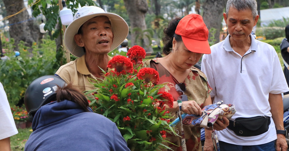 Chợ hoa tết TP.HCM chiều 27 tết, người bán cười tươi: 'Sắp về nhà rồi!'