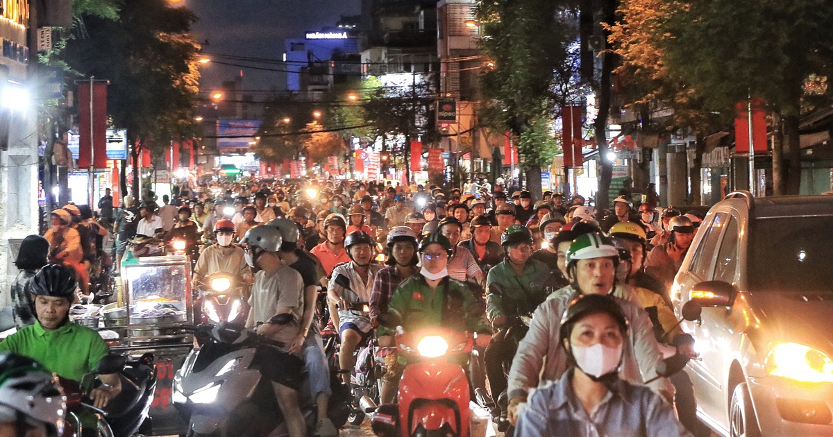 Tối 27 tết: Nhiều tuyến đường TP.HCM ngày thường thông thoáng, nay ùn ùn xe
