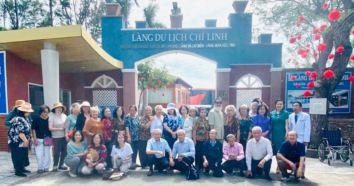 Bãi tắm Làng du lịch Chí Linh sát biển ven đồi