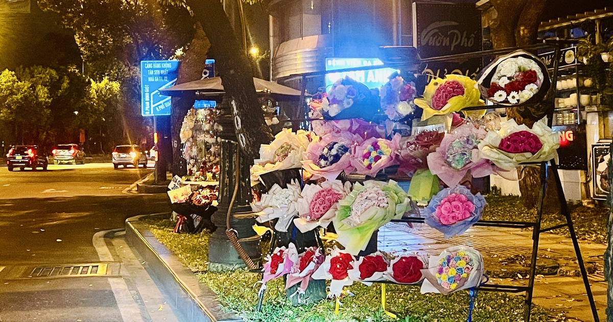 Lễ Tình nhân 14.2 ở TP.HCM: 1 giờ sáng vẫn bám trụ bán hoa, vì sao?