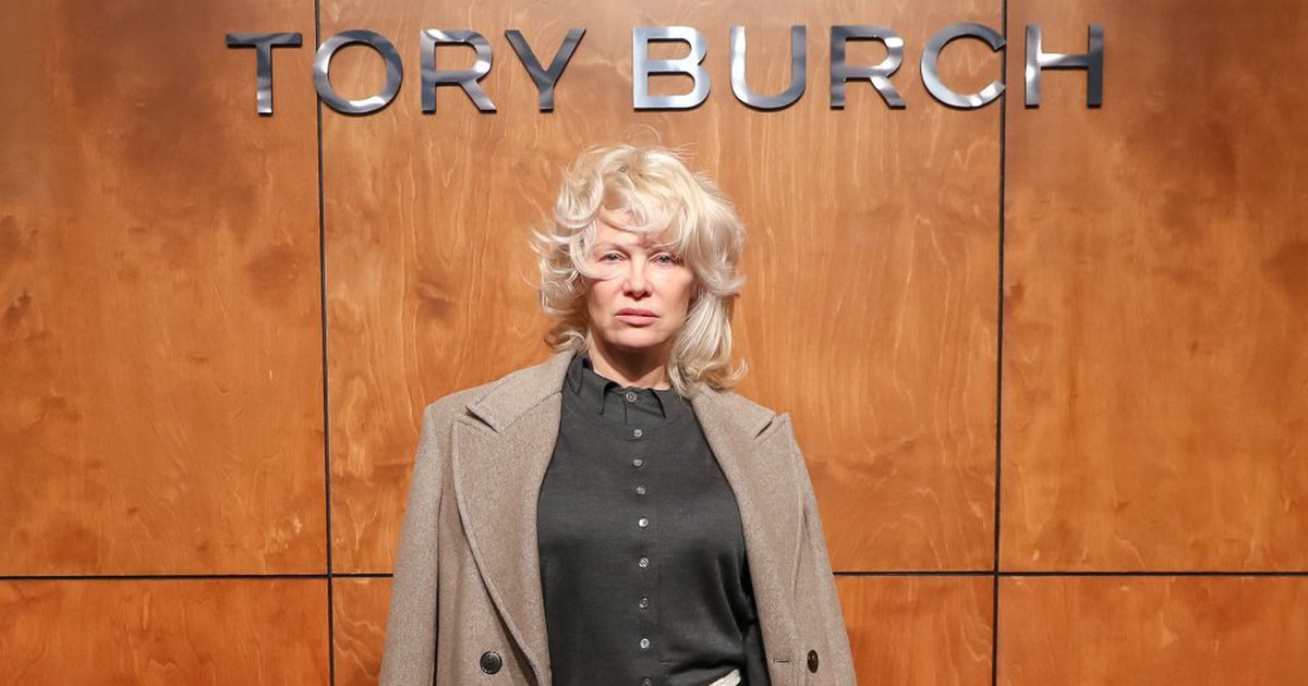 Cuộc đời mới của 'bom sex' Pamela Anderson ở tuổi U.60