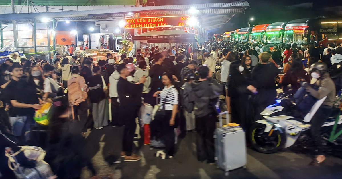 Dòng người đông đúc, xuyên đêm ở bến xe miền Tây về quê đón tết