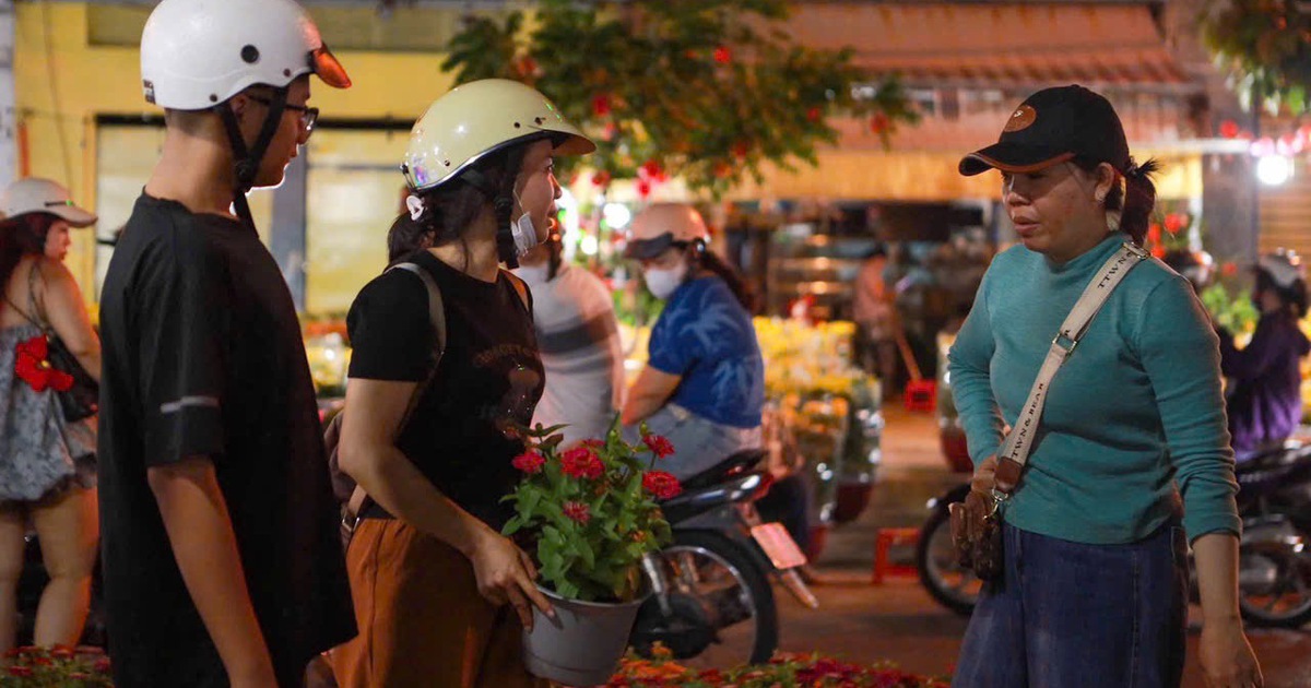 Gia đình 5 người bám trụ vỉa hè, đánh cược 10 ngày bán hoa tết ở TP.HCM