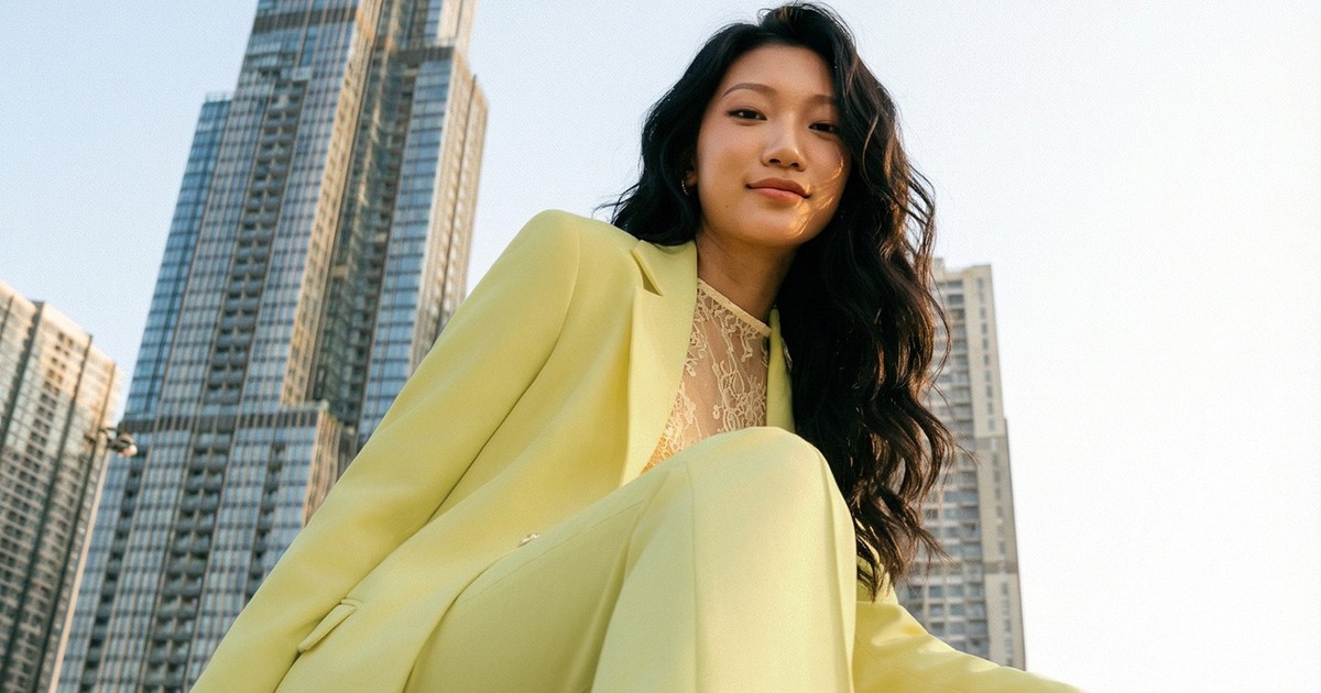 Thu hút nơi công sở đầu năm cùng váy dài, quần ống rộng và giày cao gót