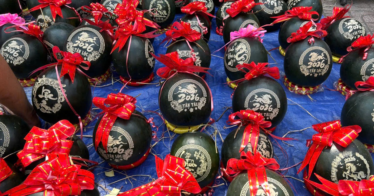 28 tết, dưa hấu chưng bàn thờ tăng giá gấp đôi, gấp ba