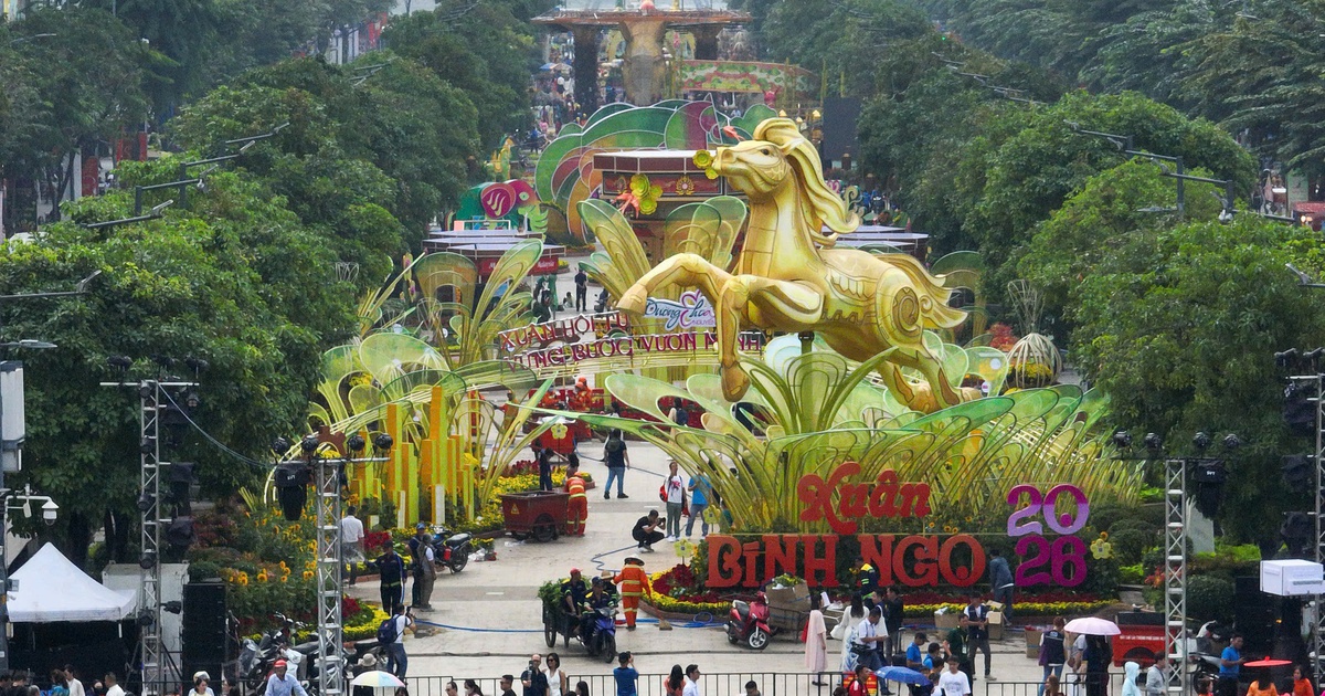 Nh&igrave;n từ tr&ecirc;n cao, đường hoa Nguyễn Huệ rực rỡ trước giờ khai mạc