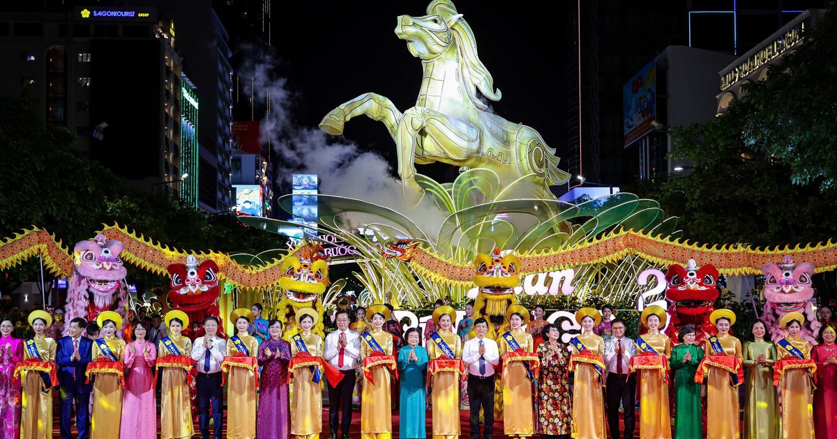 Chính thức khai mạc đường hoa Nguyễn Huệ Tết Bính Ngọ 2026