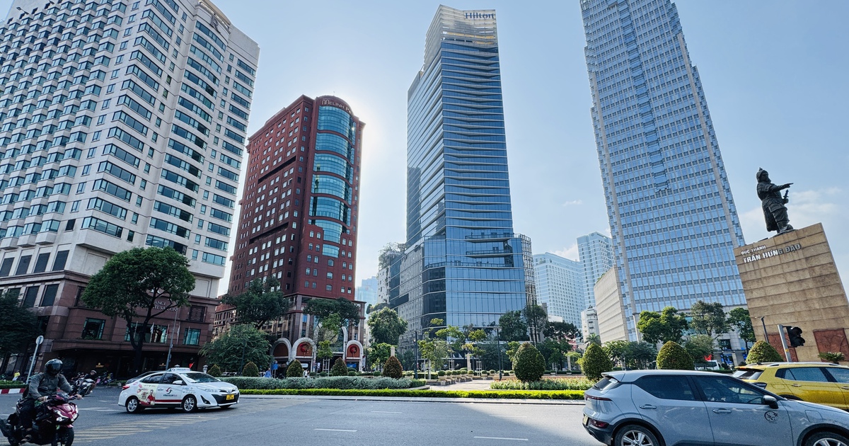 Ngày 28 tết, đường phố TP.HCM thoáng lạ